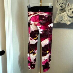Lululemon Speed Tight IV Luxtreme Size 4 in Pigment Wind Berry Rumble Multi